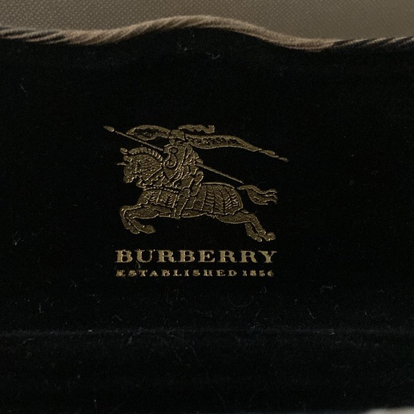 - Burberry Clam Glasses Case NEW With Box - Picture 3 of 9